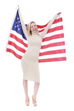 Büyük bir Amerikan bayrağı tutan seksi kadın 