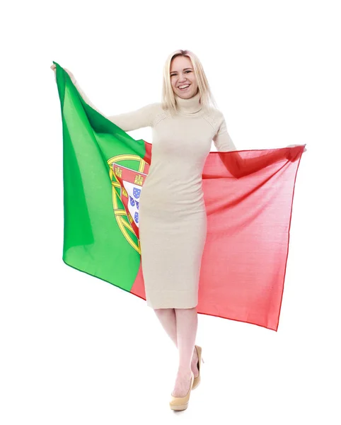 Hermosa mujer rubia sosteniendo una gran bandera portuguesa — Foto de Stock