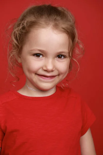 Όμορφη ξανθιά κοριτσάκι — Φωτογραφία Αρχείου