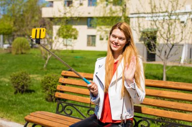 Gülümseyen kadın almak bir fotoğrafını bir akıllı telefon ile. Selfi