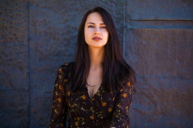 Seksi Kahverengi elbiseli güzel esmer kadın