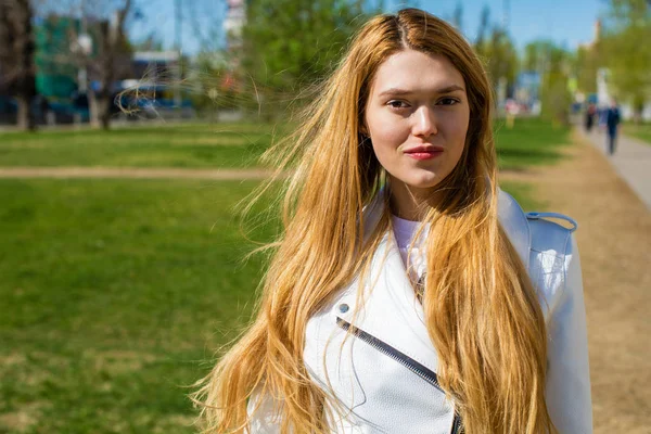 Retrato de feliz sonriente hermosa joven — Foto de Stock