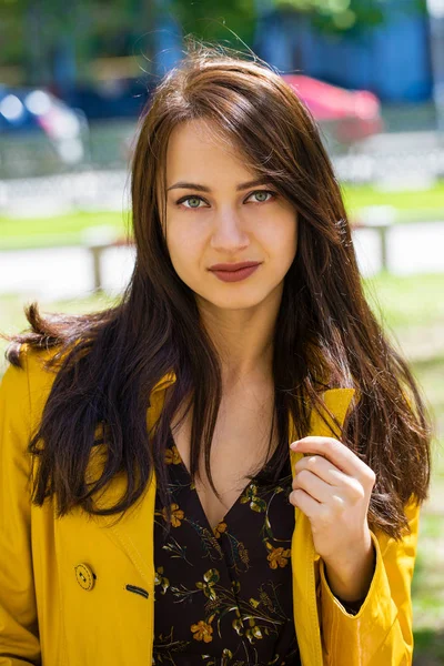 Retrato de uma jovem mulher bonita em casaco amarelo — Fotografia de Stock