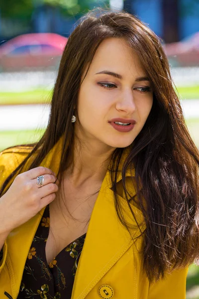 Retrato de bela jovem mulher feliz — Fotografia de Stock