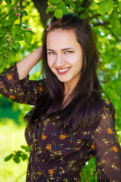 Retrato de hermosa joven feliz mujer —  Fotos de Stock