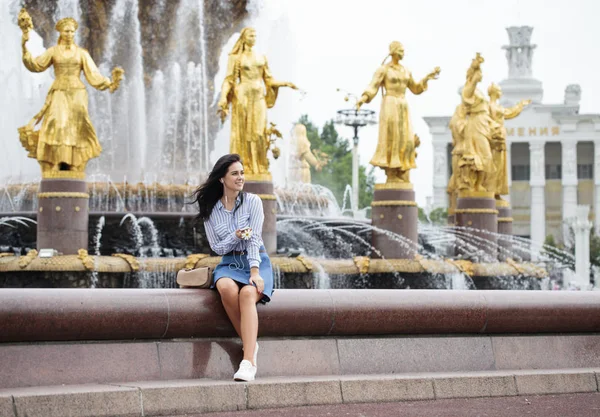 Chica feliz escuchando música en los auriculares —  Fotos de Stock