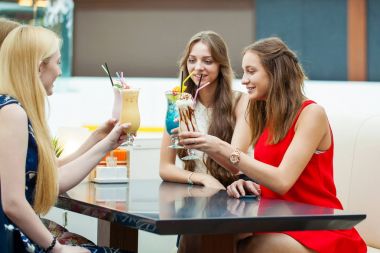 Kokteyl tarafından dedikodu