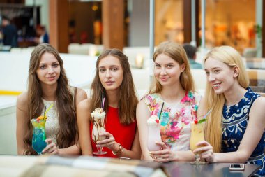 Kokteyl tarafından dedikodu