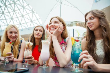 Kokteyl tarafından dedikodu