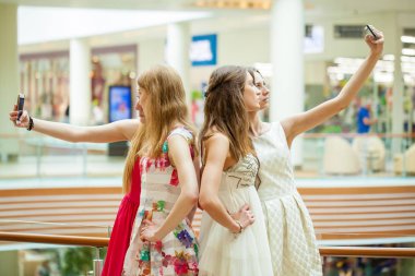 Selfie telefon yapıyor güzel dört kız