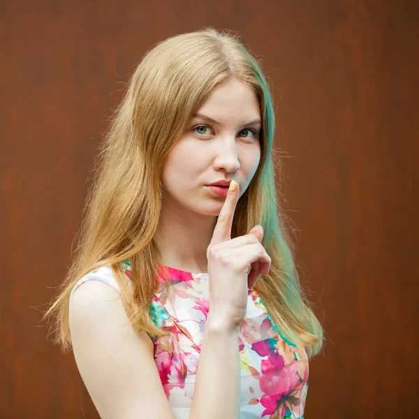 Junge schöne blonde Frau hat Zeigefinger auf Lippen als Zeichen gelegt — Stockfoto