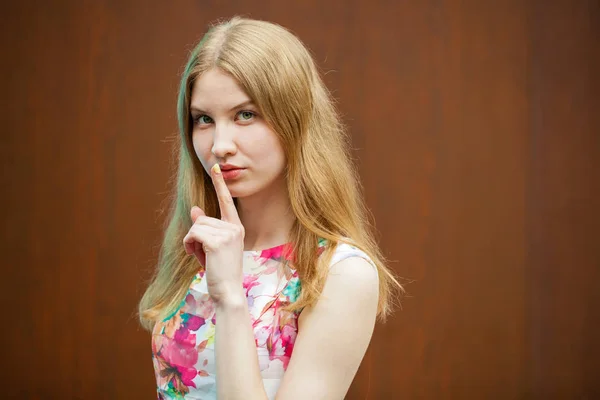 Unga vackra blonda kvinnan har sätta pekfingret läppar som tecken — Stockfoto