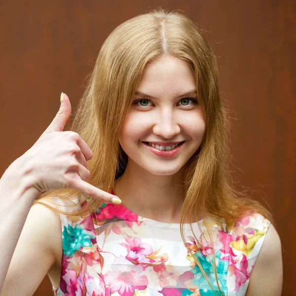 Mooie vrouw bellen me gebaar — Stockfoto