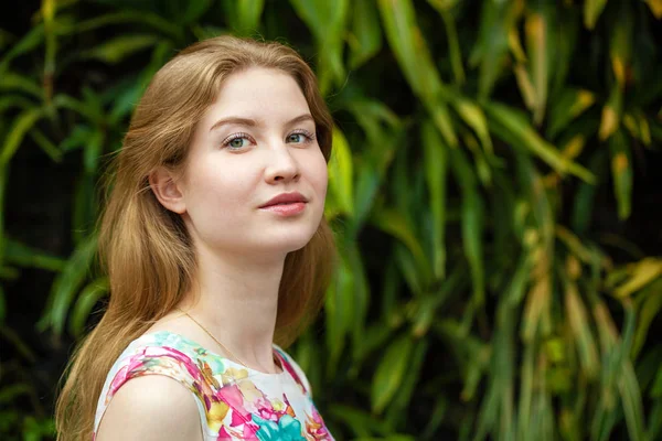 Retrato de cerca de la joven hermosa mujer rubia — Foto de Stock