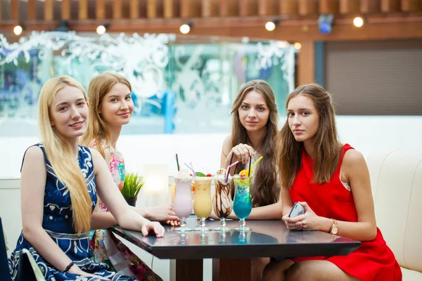 Kokteyl tarafından dedikodu