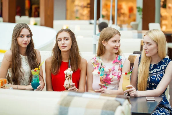 Kokteyl tarafından dedikodu