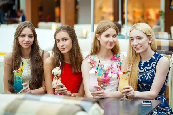 Kokteyl tarafından dedikodu