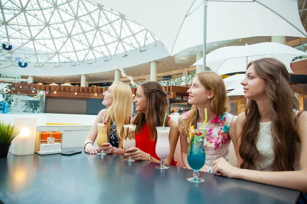 Kokteyl tarafından dedikodu