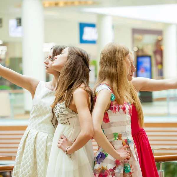 Krásné čtyři holky dělají selfie telefon — Stock fotografie