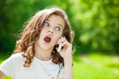 Telefon ederken güzel bir genç kız portresi