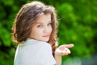 Güzel bir genç kızın portresi. 