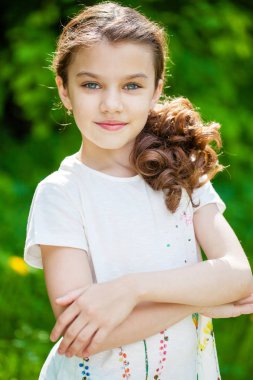 Güzel bir genç kızın portresi. 