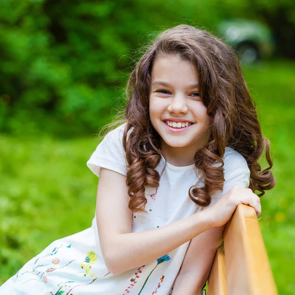 Retrato de una hermosa niña —  Fotos de Stock