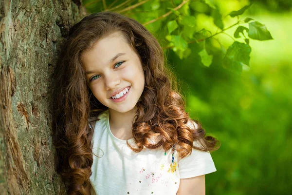 Porträtt av en vacker ung flicka — Stockfoto
