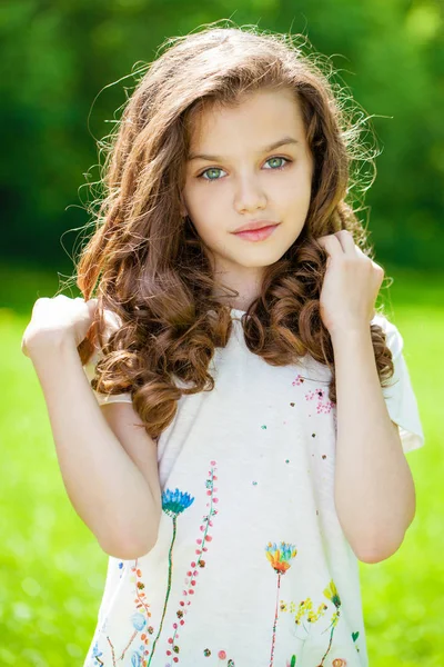 Güzel bir genç kızın portresi. — Stok fotoğraf