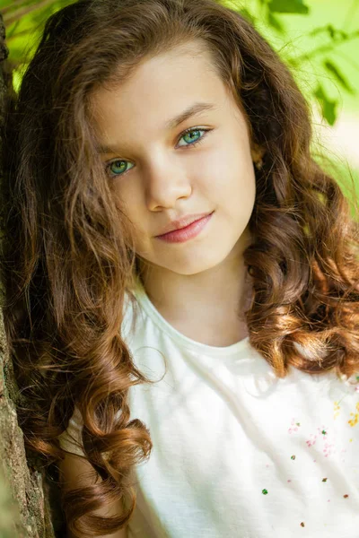 Güzel bir genç kızın portresi. 