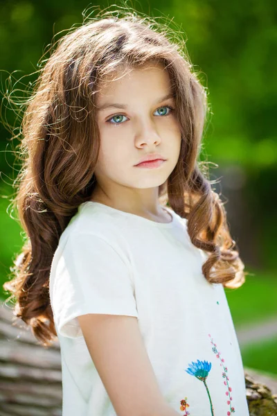 Güzel bir genç kızın portresi. 