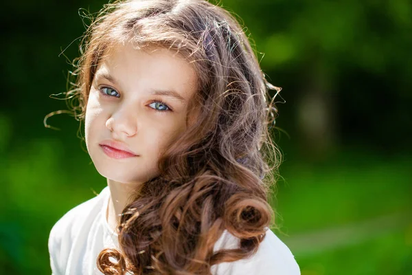 Güzel bir genç kızın portresi. 