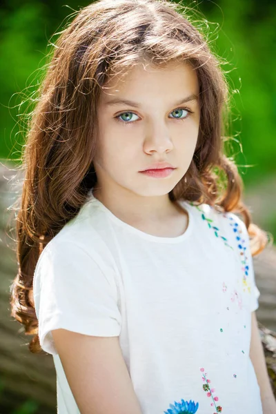 Ritratto di una bella ragazzina — Foto Stock