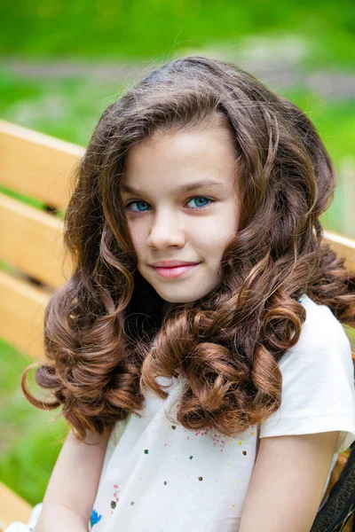 Retrato de una hermosa niña — Foto de Stock