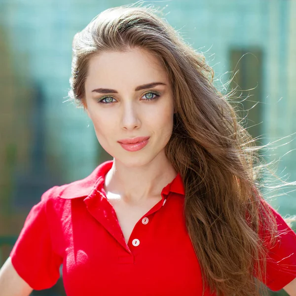 Retrato close-up de jovem bela mulher morena — Fotografia de Stock