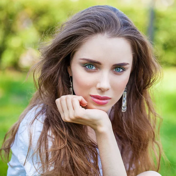 Retrato close-up de jovem bela mulher loira — Fotografia de Stock