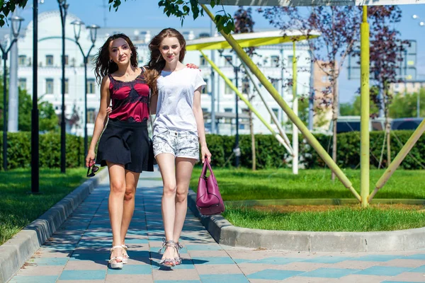 Portrait of a happy young women smiling — Stock Photo, Image