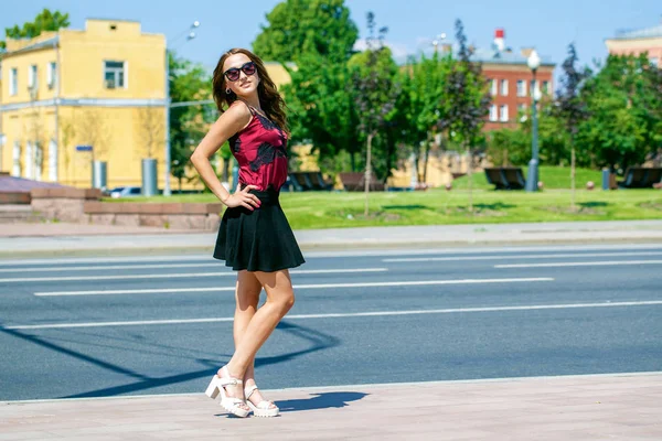 Joven morena en el parque de verano — Foto de Stock