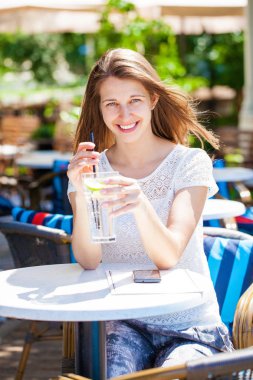 Bir kadın bir içkiyle rahatlatıcı