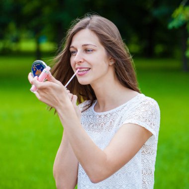 Genç esmer kadın Yardımcısı ruj güzel yakın çekim