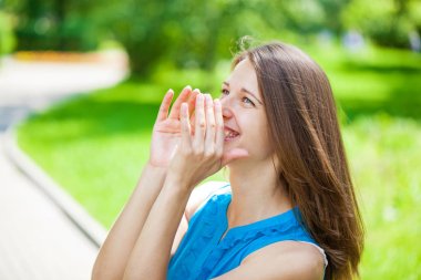 Genç kadın yüzünü palm ile çerçeve