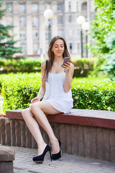 Genç esmer kadın telefonda mesaj okuma