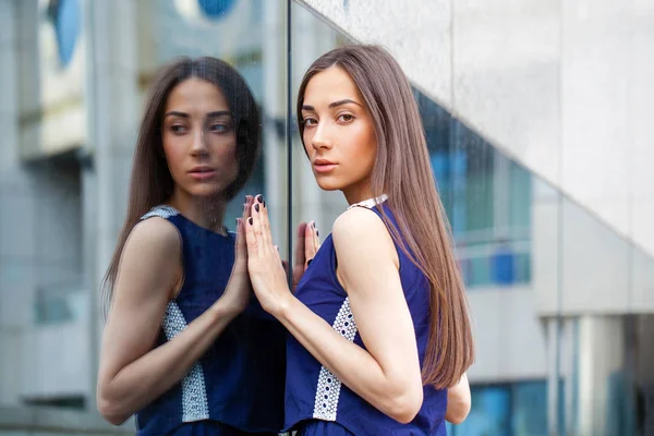 Dame élégante en robe bleue posant près du mur en miroir — Photo