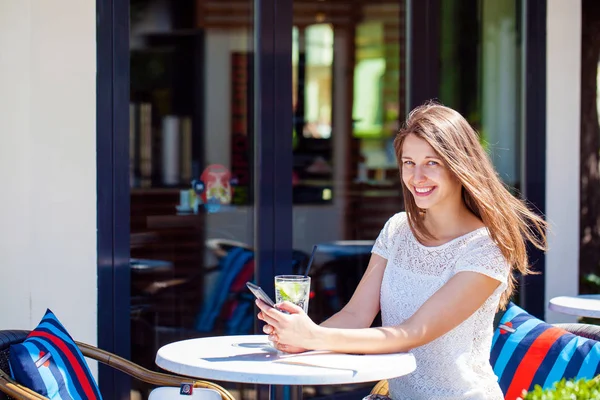 Bir kadın bir içkiyle rahatlatıcı