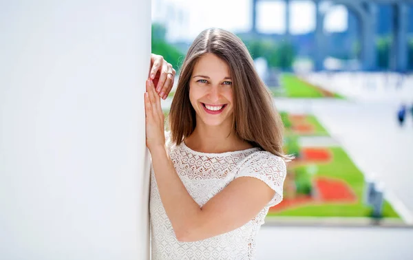 Κοντινό πορτραίτο μιας χαρούμενης νεαρής γυναίκας που χαμογελάει — Φωτογραφία Αρχείου