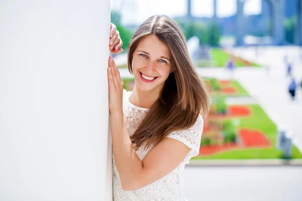 Primo piano ritratto di una giovane donna felice sorridente — Foto Stock