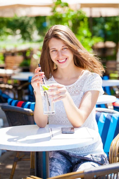 Eine Frau entspannt sich bei einem Drink — Stockfoto