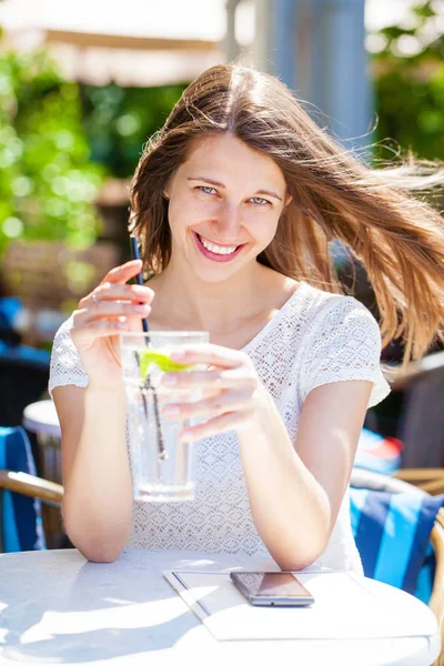 En kvinna koppla av med en drink — Stockfoto