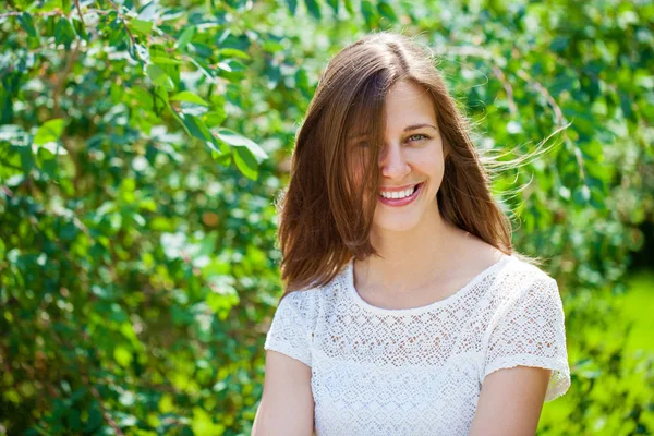 Retrato de bela jovem mulher feliz — Fotografia de Stock