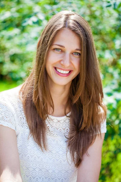 Retrato de hermosa joven feliz mujer —  Fotos de Stock